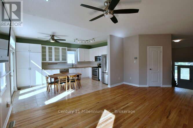 68 Oriole Crescent, Wasaga Beach, Ontario  L9Z 1A9 - Photo 9 - S12180974
