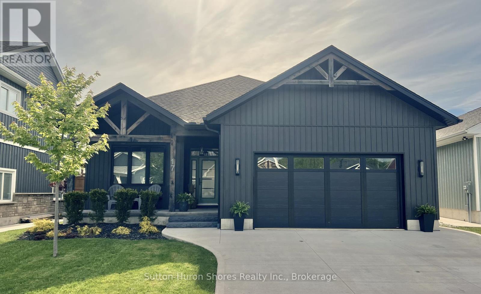 17 Westlinks Drive, Saugeen Shores, Ontario  N0H 2C3 - Photo 1 - X12180912