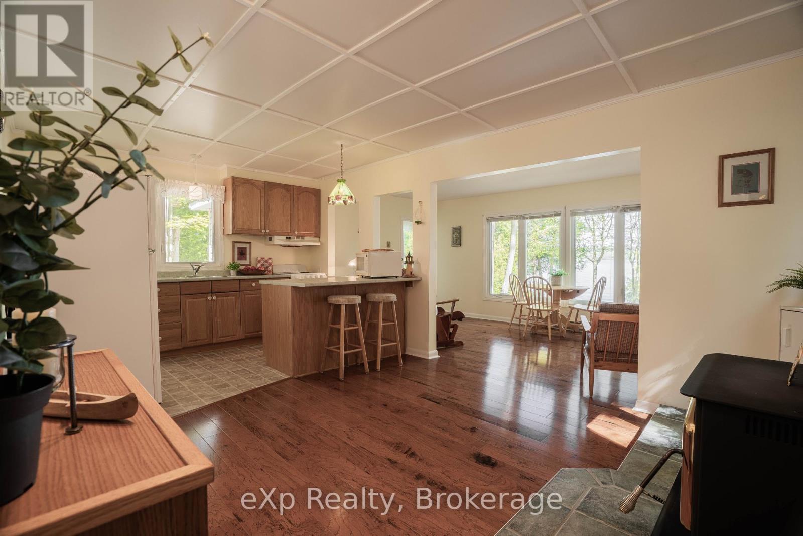 554 Mallory Beach Road, South Bruce Peninsula, Ontario  N0H 2T0 - Photo 10 - X12180954