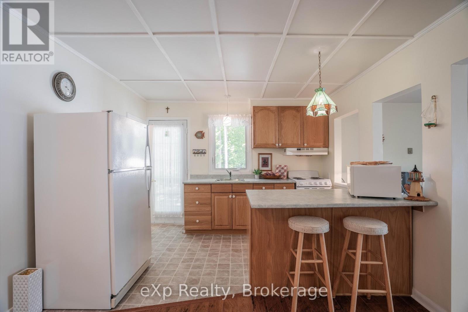 554 Mallory Beach Road, South Bruce Peninsula, Ontario  N0H 2T0 - Photo 4 - X12180954