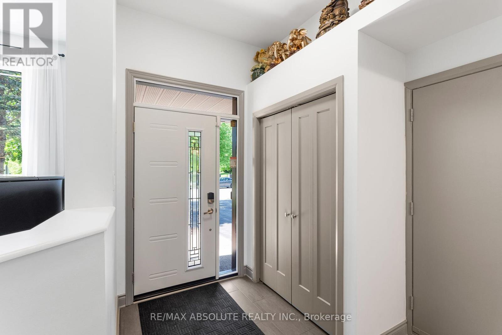 6000 Longleaf Drive, Ottawa, Ontario  K1W 1J2 - Photo 2 - X12172440