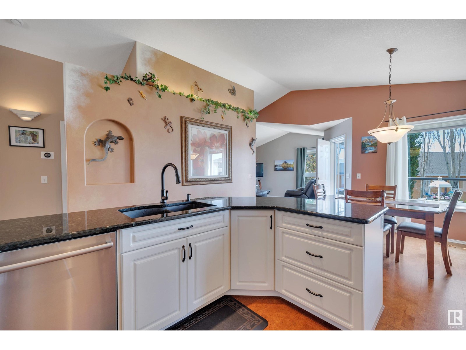 2928 39 Av Nw, Edmonton, Alberta  T6T 1L2 - Photo 9 - E4439073