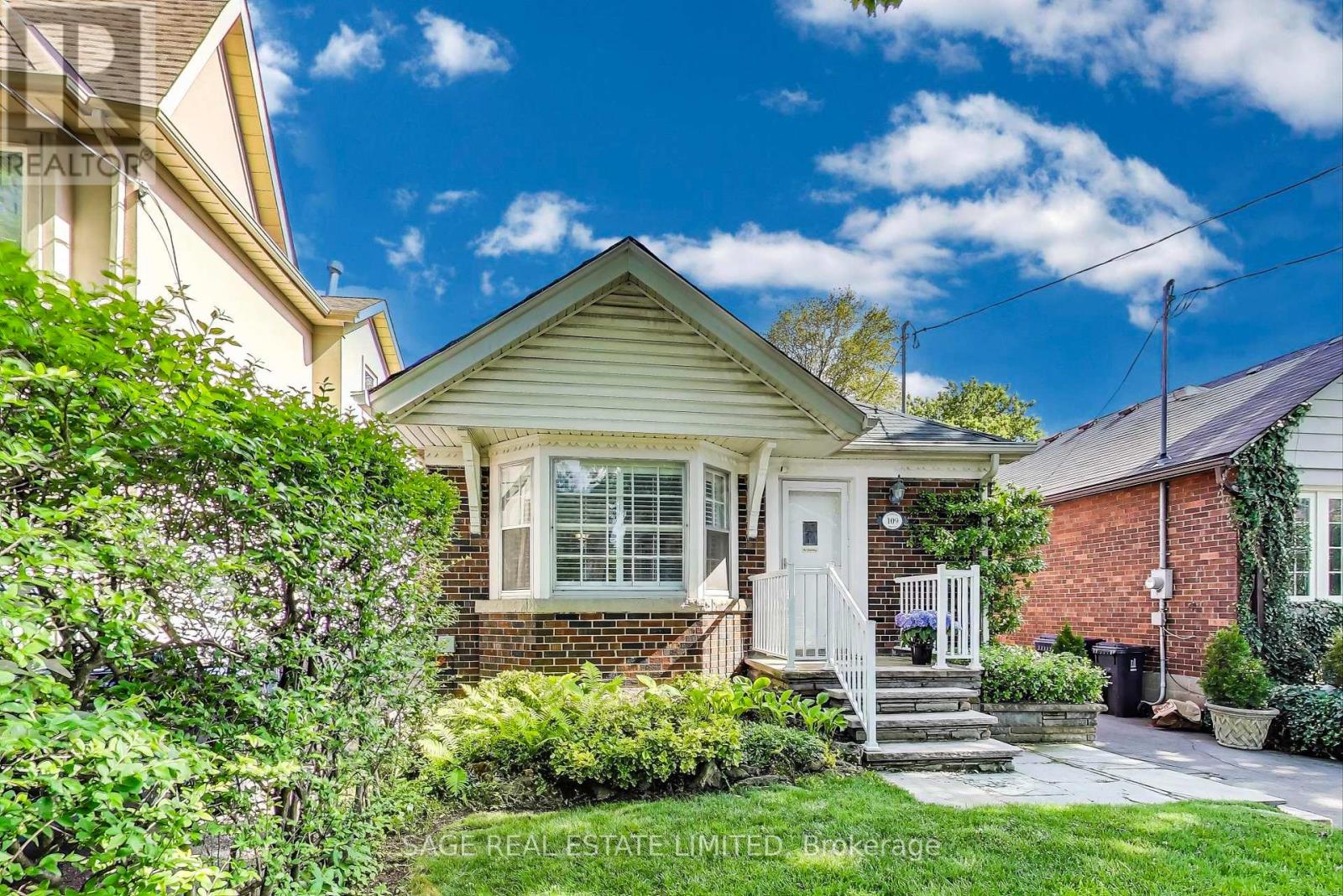 109 Parklea Drive, Toronto, Ontario  M4G 2J9 - Photo 2 - C12180868