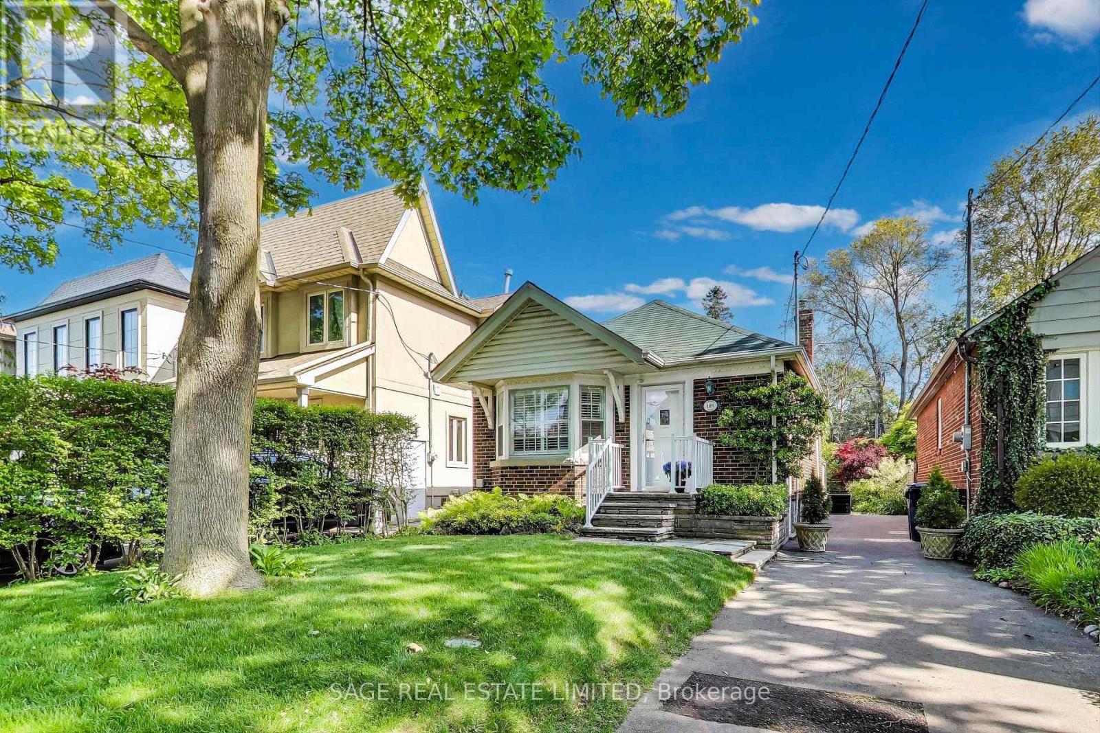 109 Parklea Drive, Toronto, Ontario  M4G 2J9 - Photo 3 - C12180868