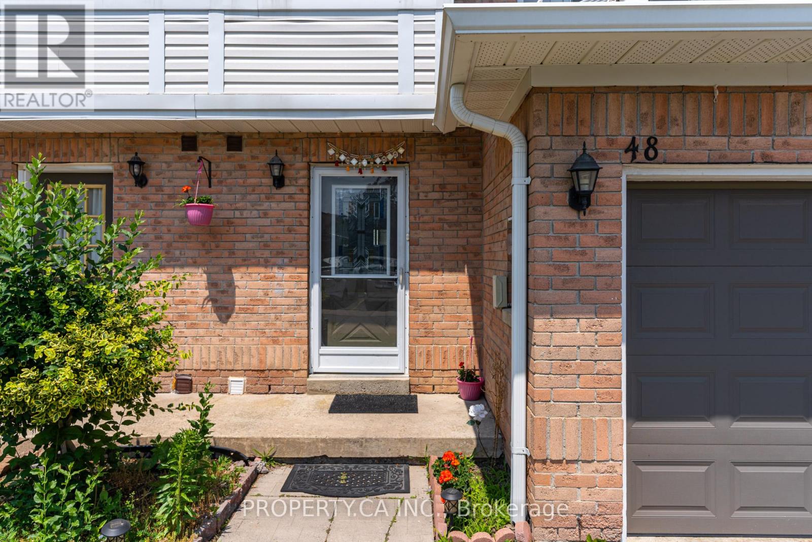 48 Brisbane Court, Brampton, Ontario  L6R 1V4 - Photo 2 - W12180866