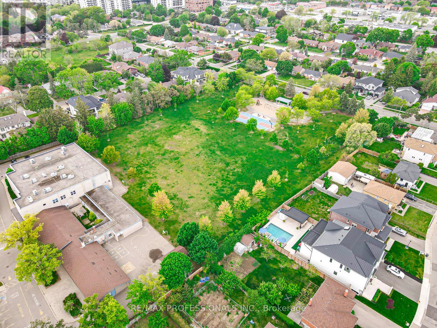 302 Lenel Court, Mississauga (Cooksville), Ontario  L5A 1R9 - Photo 36 - W12180965
