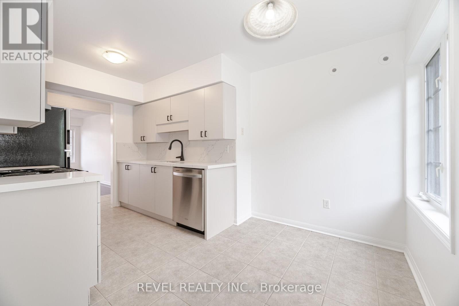 2 - 724 Neighbourhood Circle, Mississauga, Ontario  L5B 0B3 - Photo 7 - W12181038