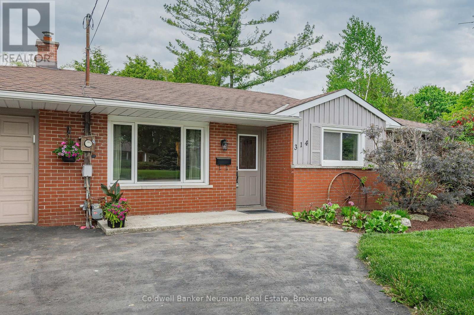 Property at 314 VICTORIA ROAD N image 2