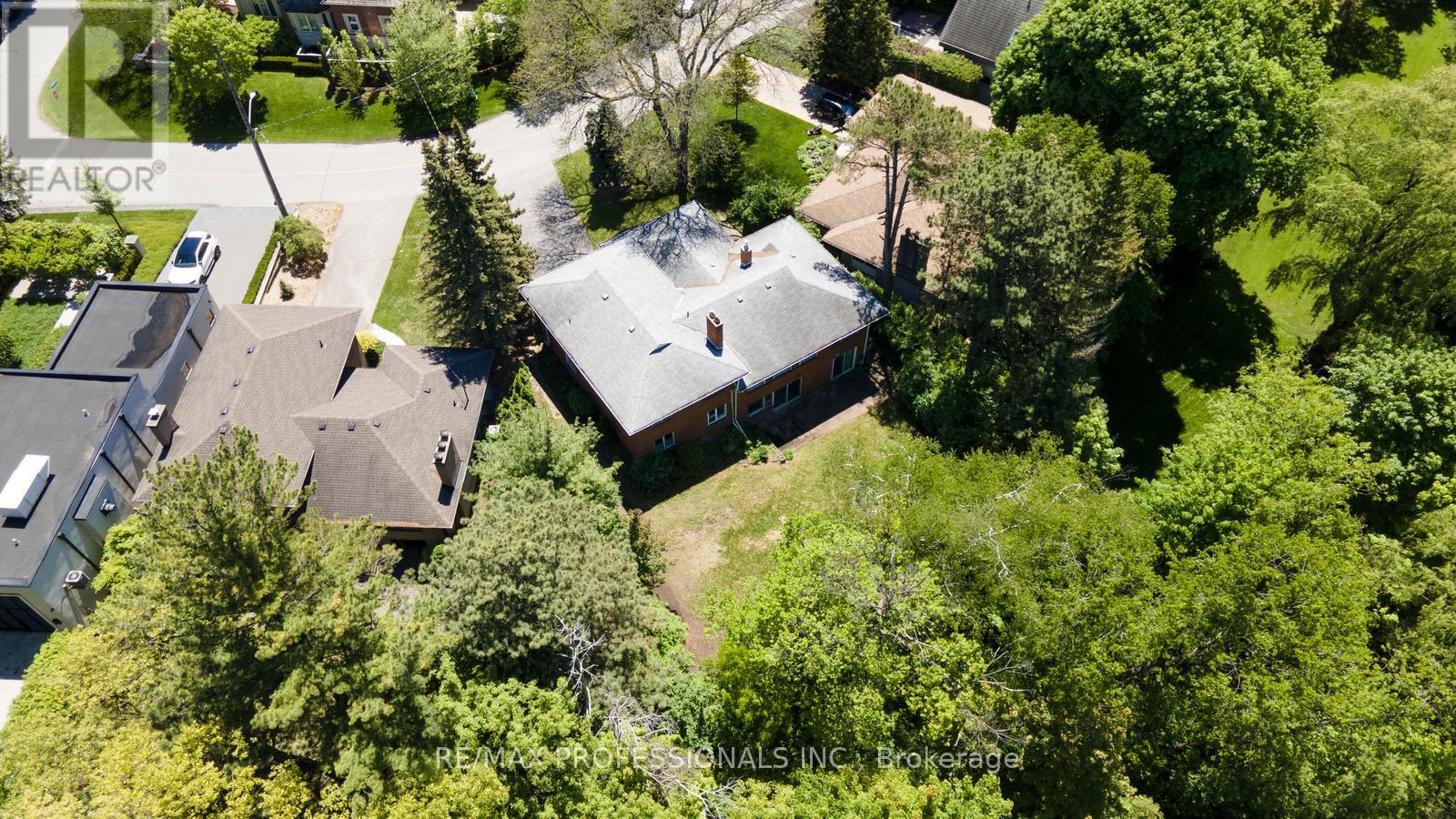 8 Glendarling Road, Toronto, Ontario  M9A 4G2 - Photo 35 - W12180017