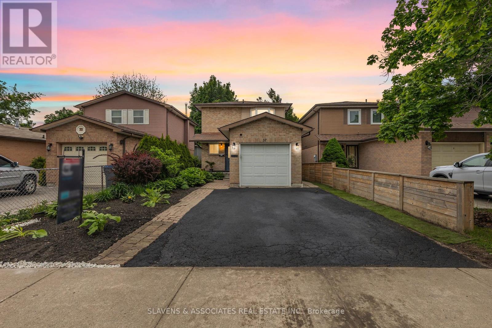 37 Vodden Street W, Brampton, Ontario  L6X 2W6 - Photo 2 - W12180887