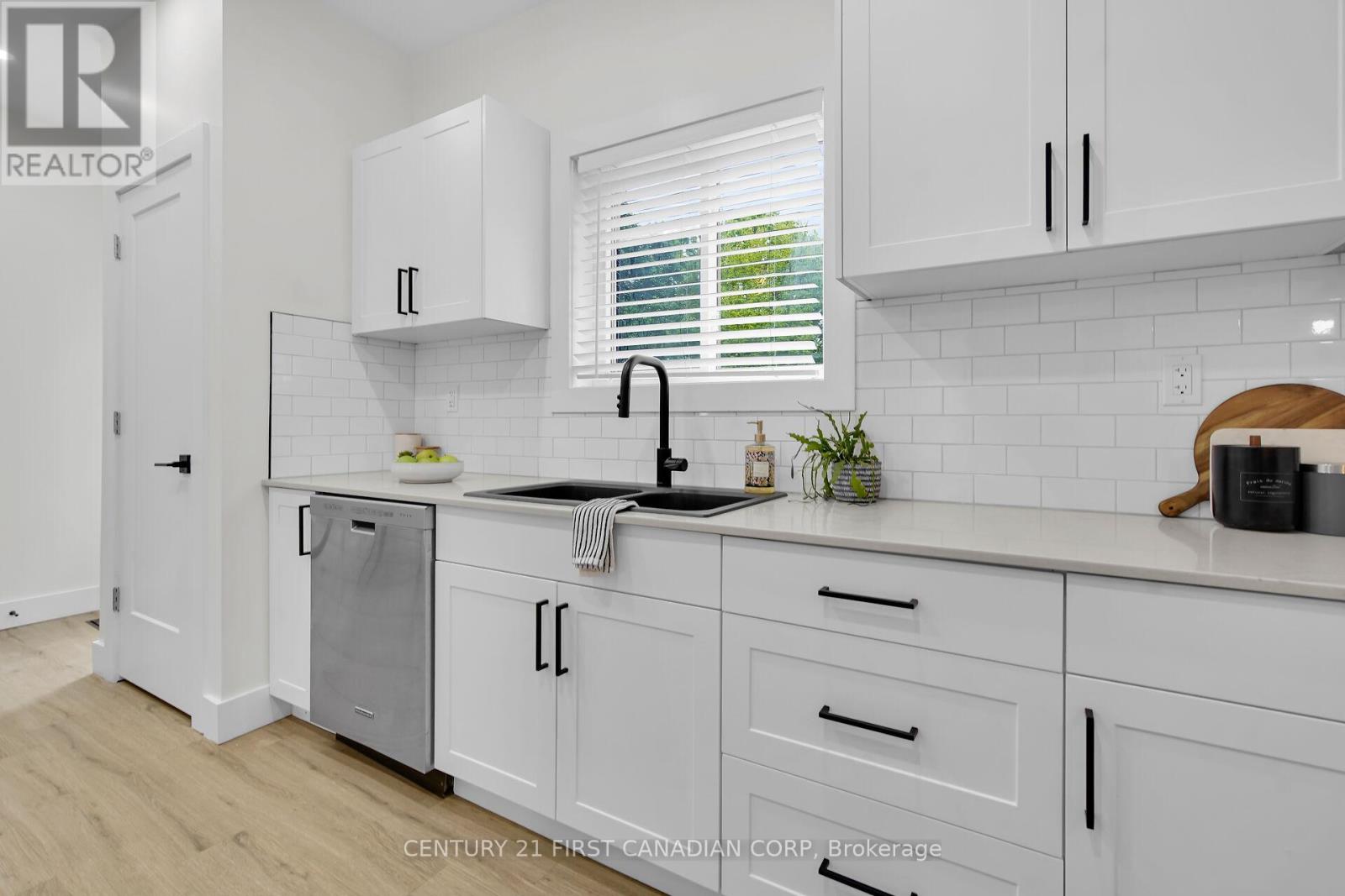 Photo 11 of 40 for 128 Adelaide Street N