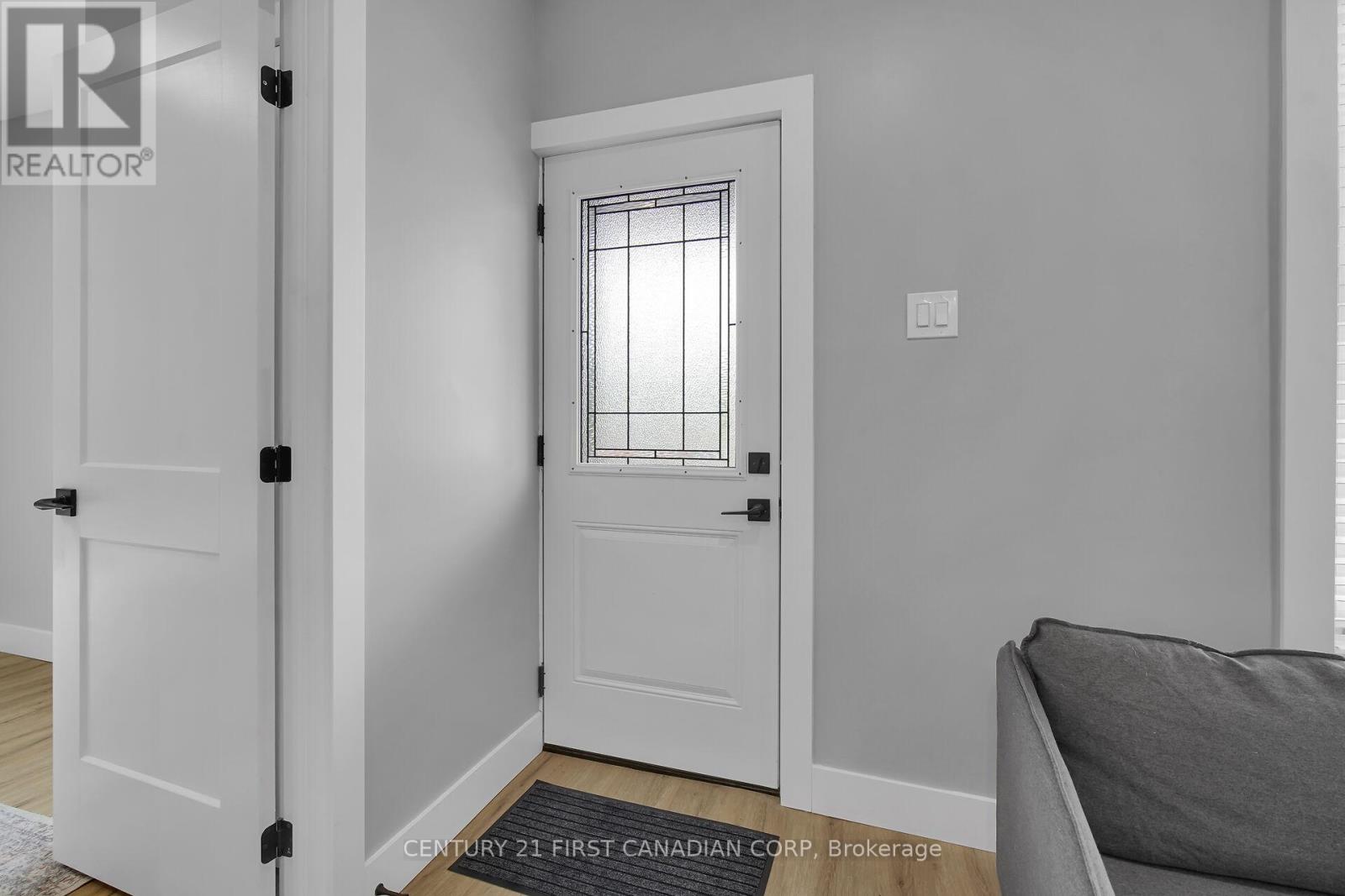 Photo 4 of 40 for 128 Adelaide Street N