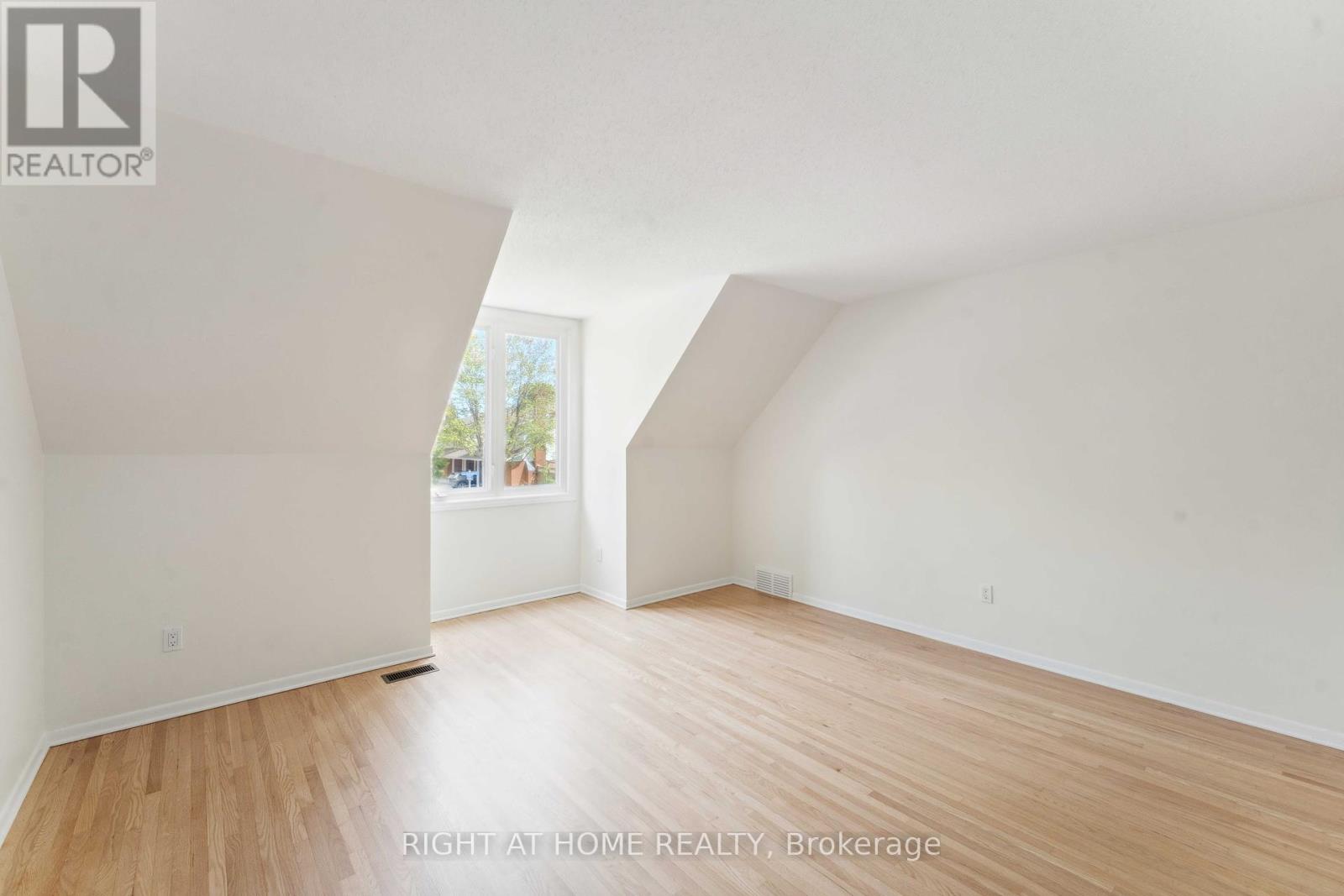 788 Eastvale Drive, Ottawa, Ontario  K1J 7A1 - Photo 12 - X12181292