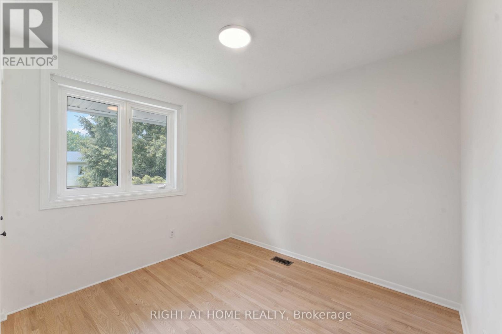 788 Eastvale Drive, Ottawa, Ontario  K1J 7A1 - Photo 13 - X12181292