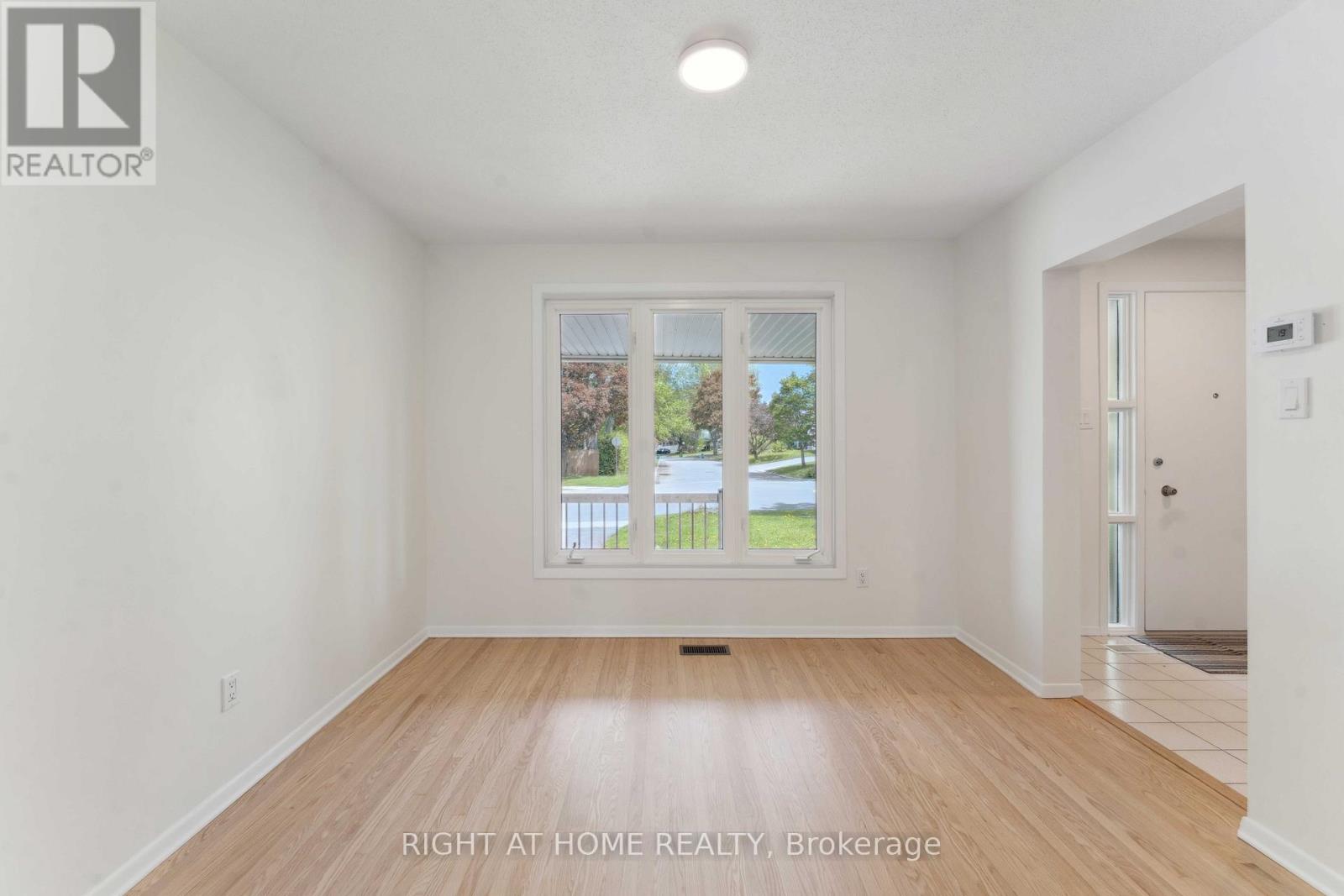 788 Eastvale Drive, Ottawa, Ontario  K1J 7A1 - Photo 5 - X12181292
