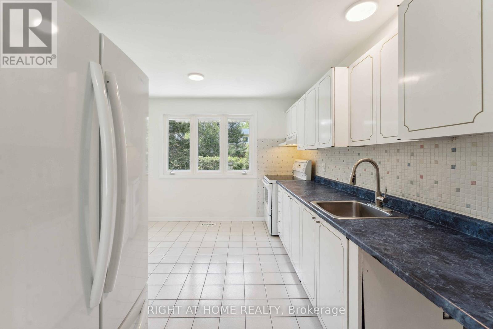 788 Eastvale Drive, Ottawa, Ontario  K1J 7A1 - Photo 7 - X12181292
