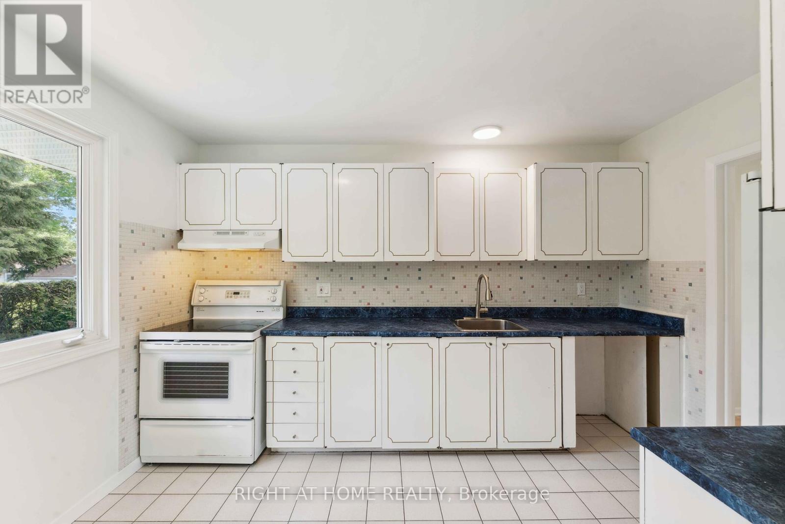 788 Eastvale Drive, Ottawa, Ontario  K1J 7A1 - Photo 8 - X12181292