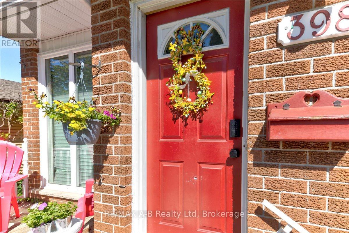 398 Dayna Crescent, Waterloo, Ontario  N2K 3K9 - Photo 3 - X12046369