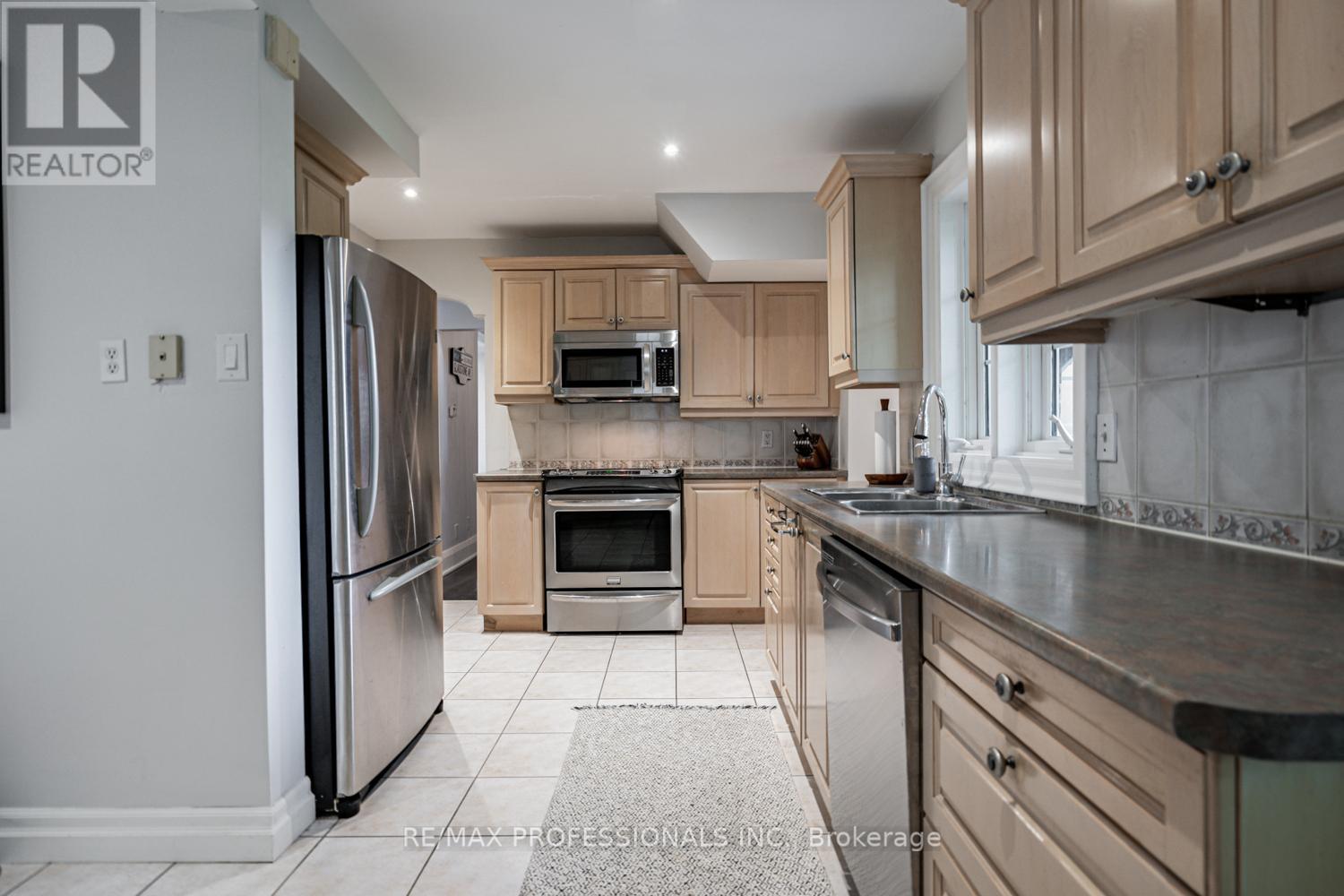 10 Burnhamthorpe Crescent, Toronto, Ontario  M9A 1G4 - Photo 10 - W12181113