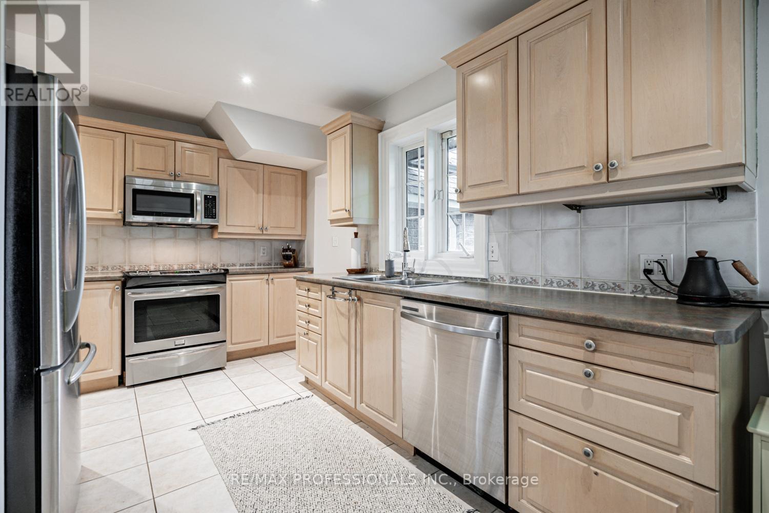 10 Burnhamthorpe Crescent, Toronto, Ontario  M9A 1G4 - Photo 11 - W12181113