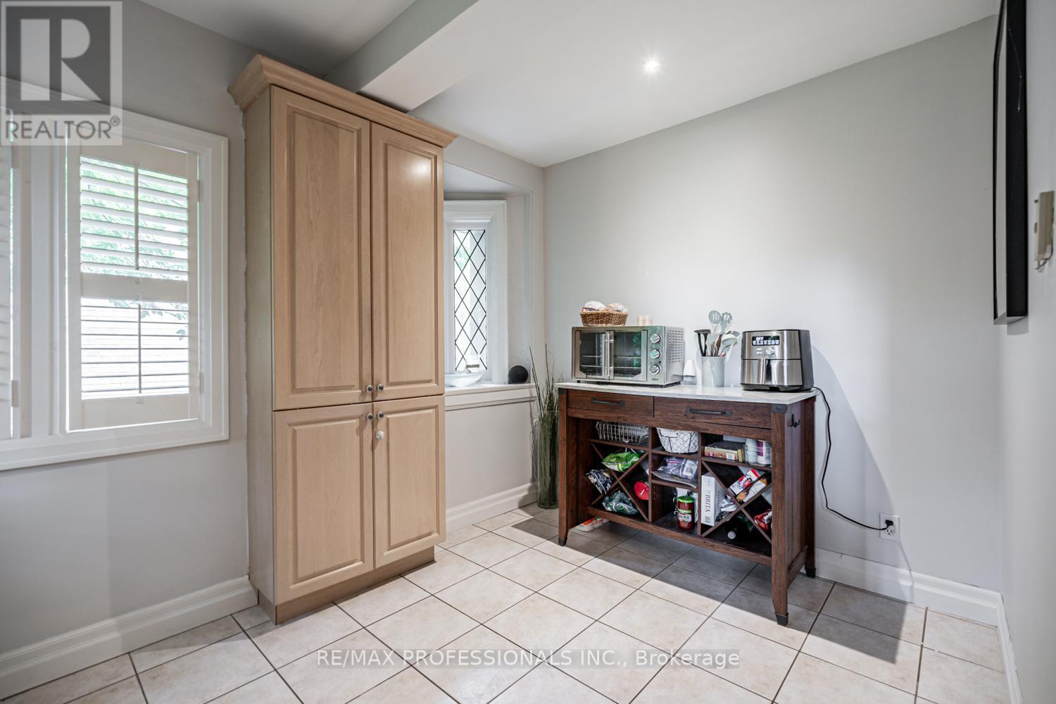 10 Burnhamthorpe Crescent, Toronto, Ontario  M9A 1G4 - Photo 12 - W12181113