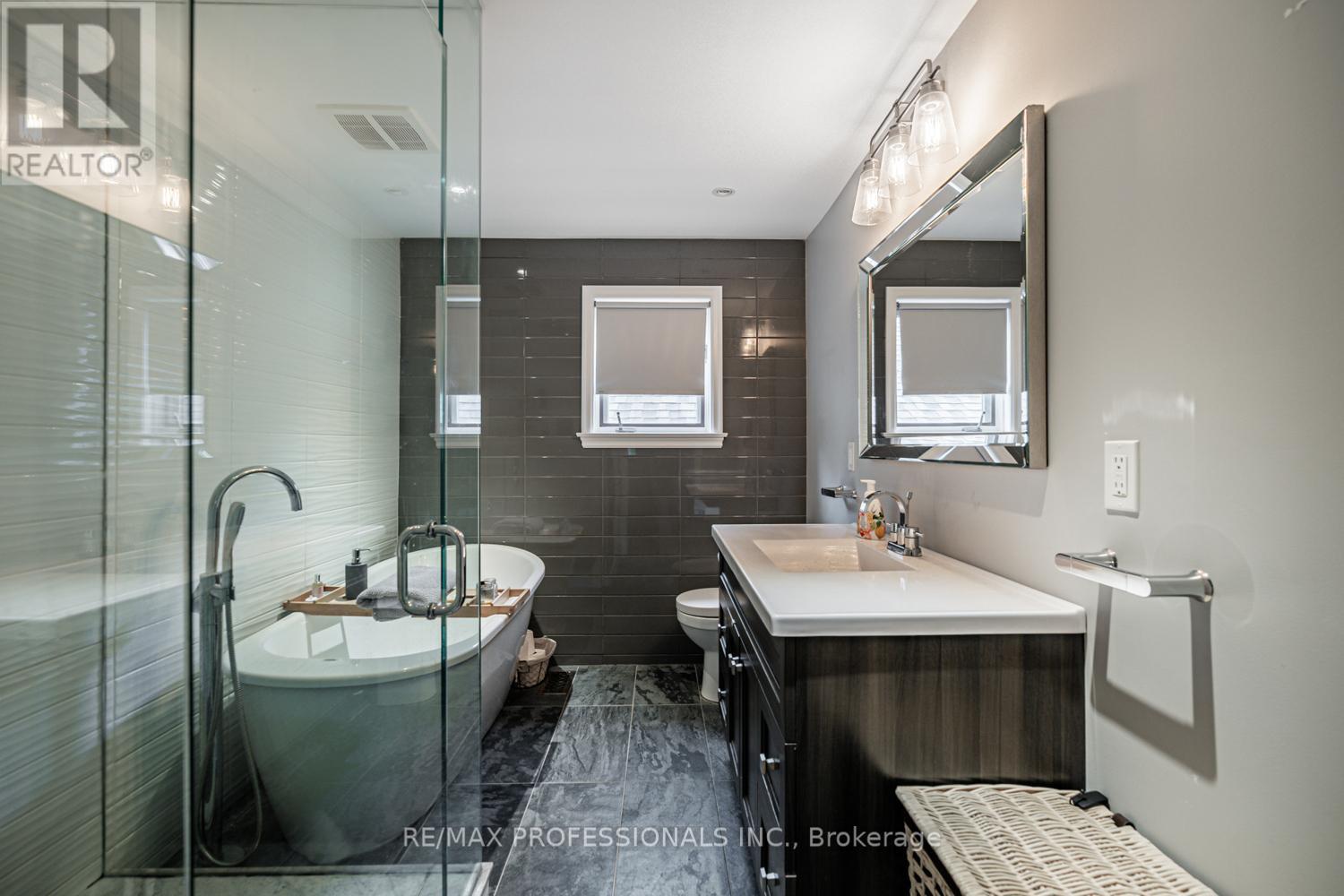10 Burnhamthorpe Crescent, Toronto, Ontario  M9A 1G4 - Photo 22 - W12181113