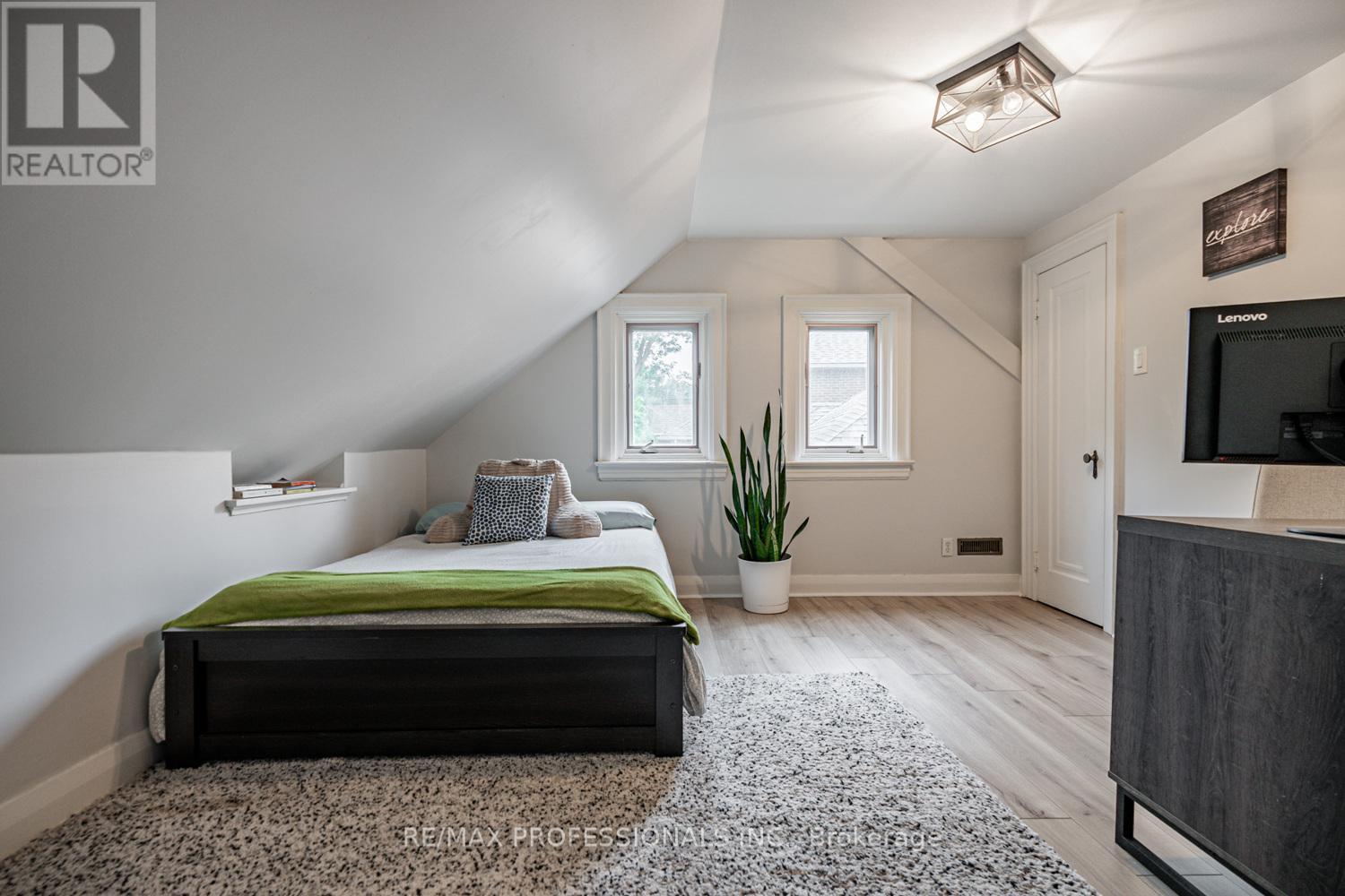 10 Burnhamthorpe Crescent, Toronto, Ontario  M9A 1G4 - Photo 27 - W12181113