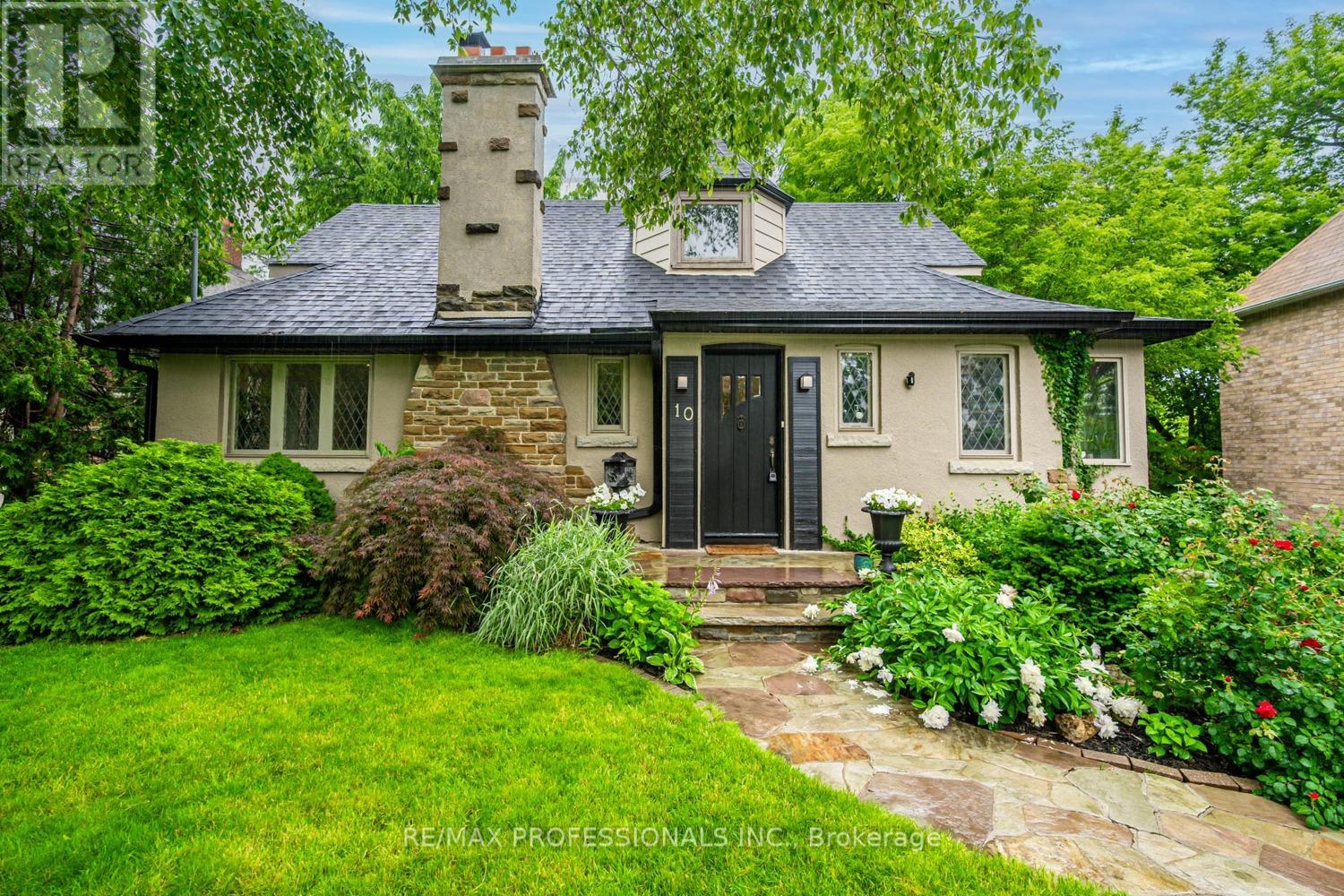 10 Burnhamthorpe Crescent, Toronto, Ontario  M9A 1G4 - Photo 3 - W12181113