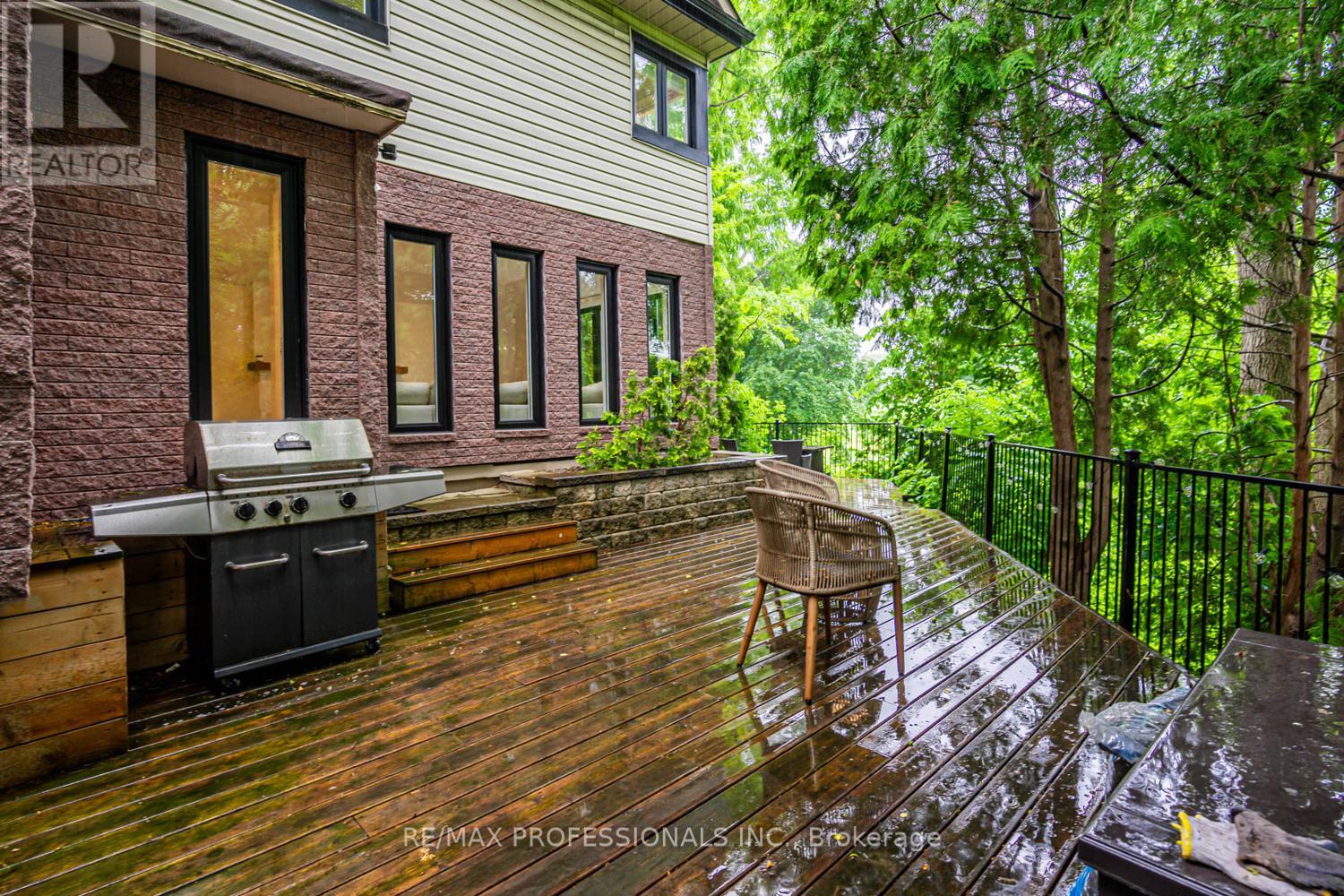 10 Burnhamthorpe Crescent, Toronto, Ontario  M9A 1G4 - Photo 32 - W12181113