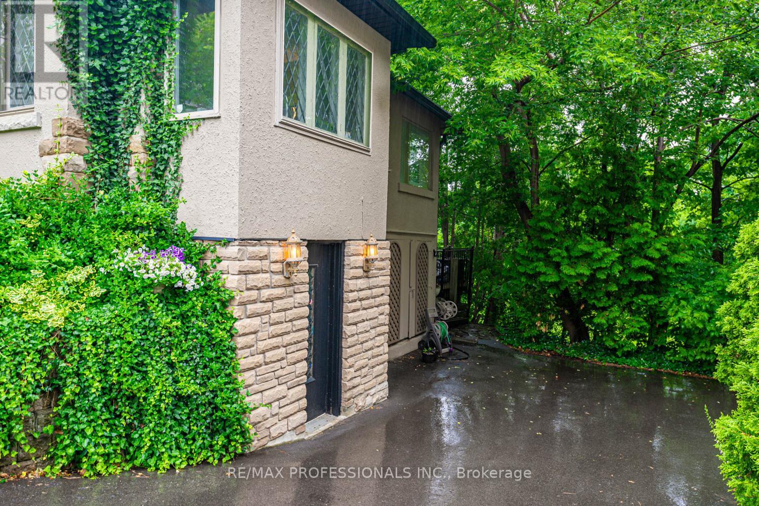10 Burnhamthorpe Crescent, Toronto, Ontario  M9A 1G4 - Photo 35 - W12181113