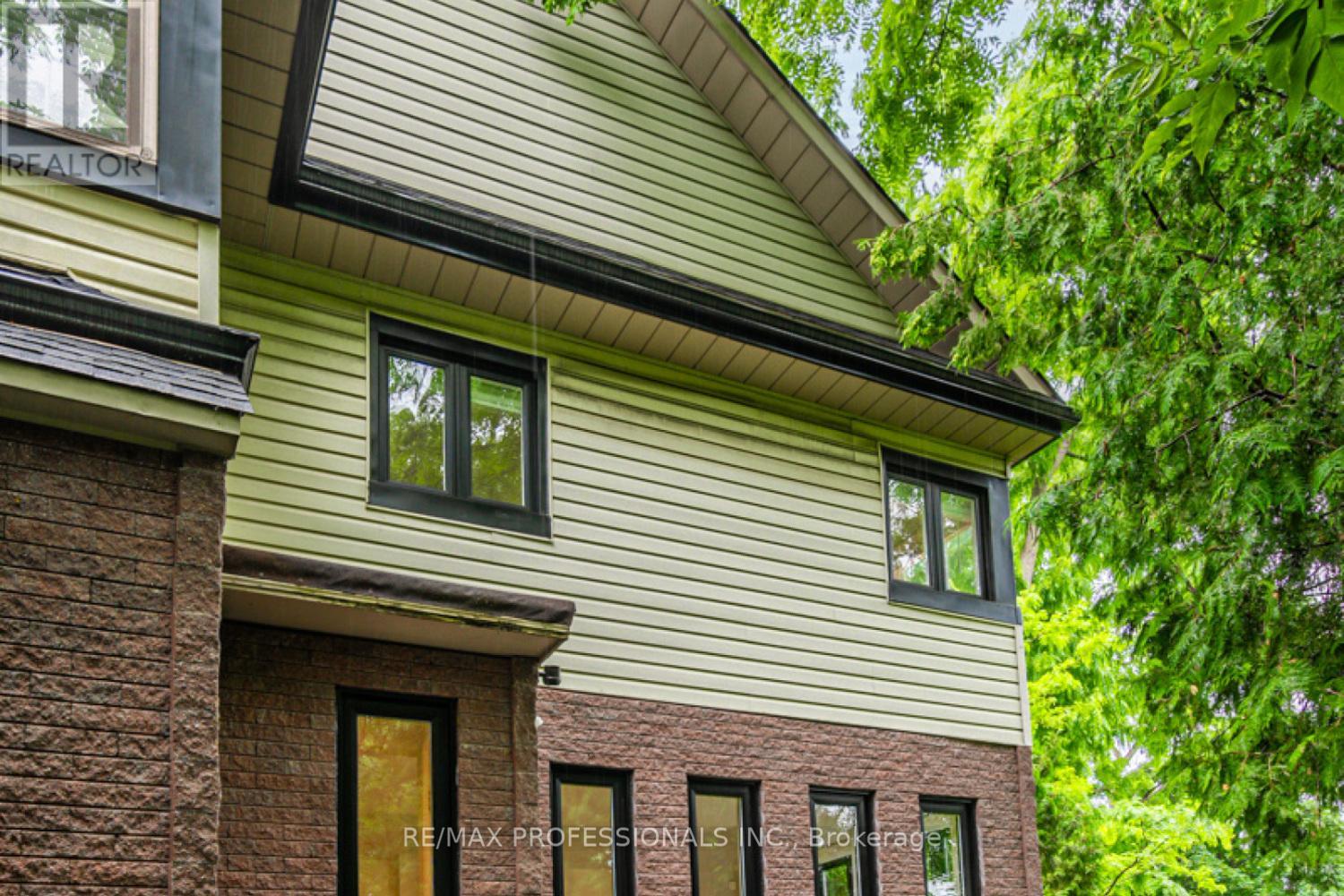 10 Burnhamthorpe Crescent, Toronto, Ontario  M9A 1G4 - Photo 37 - W12181113