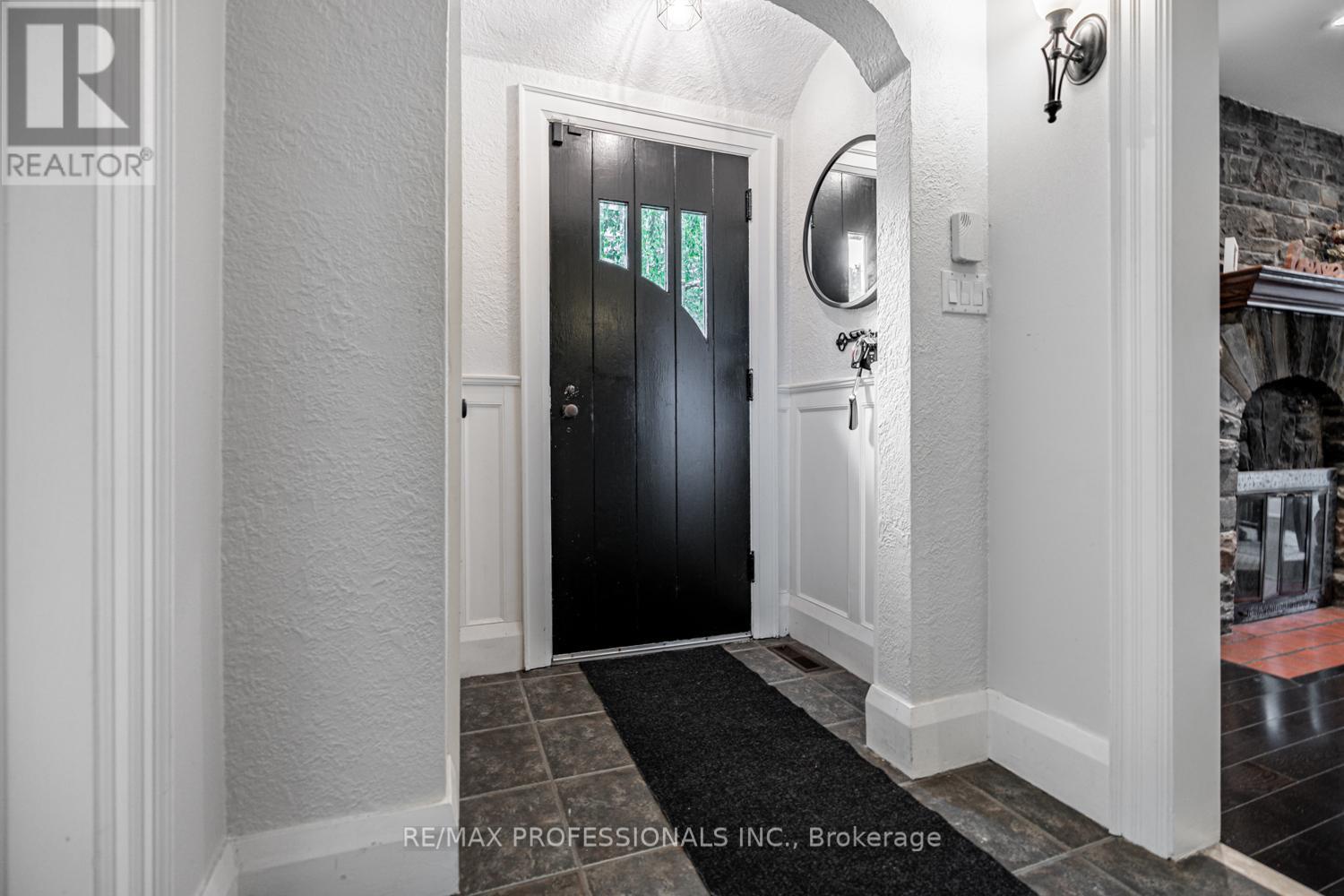 10 Burnhamthorpe Crescent, Toronto, Ontario  M9A 1G4 - Photo 4 - W12181113