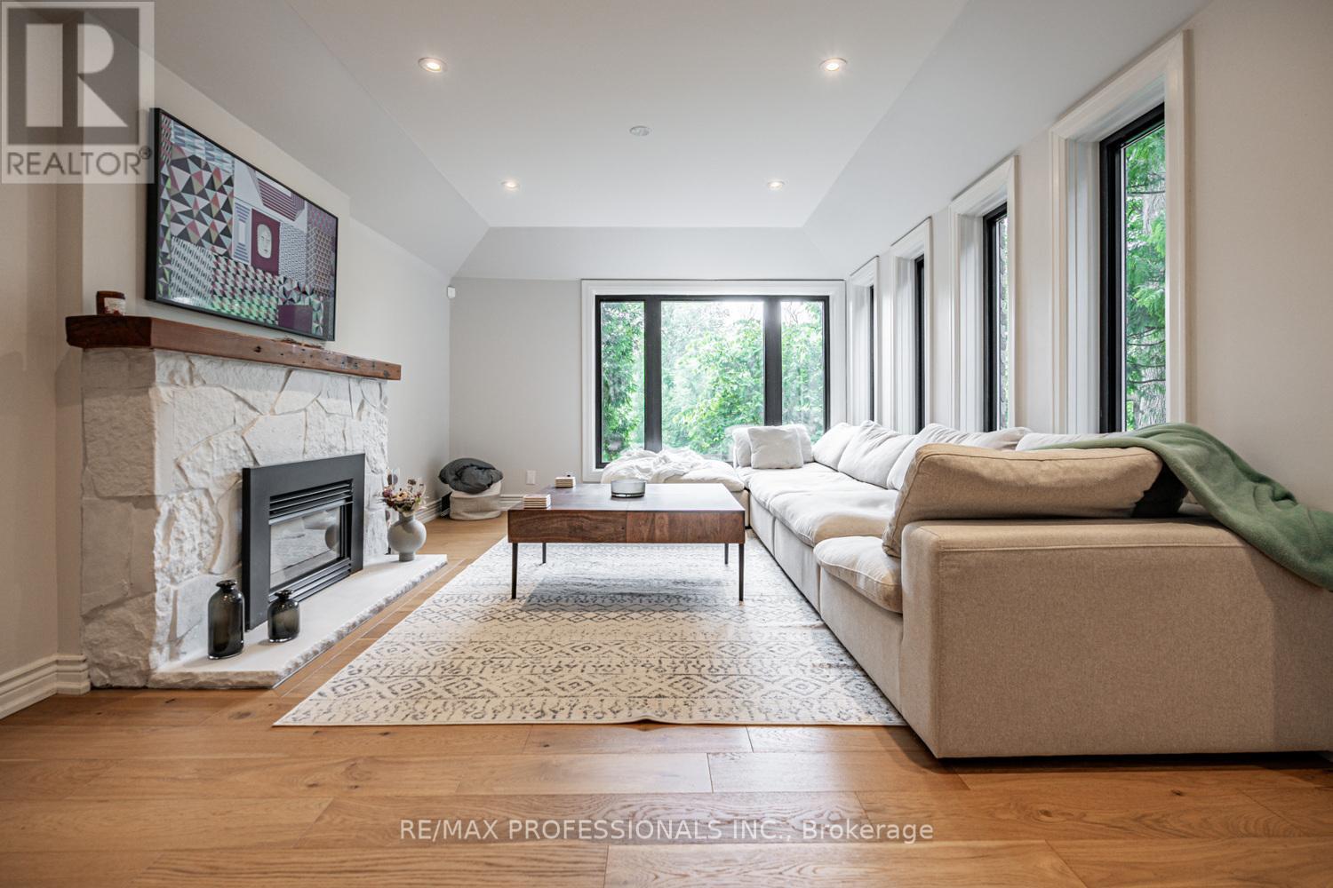 10 Burnhamthorpe Crescent, Toronto, Ontario  M9A 1G4 - Photo 6 - W12181113