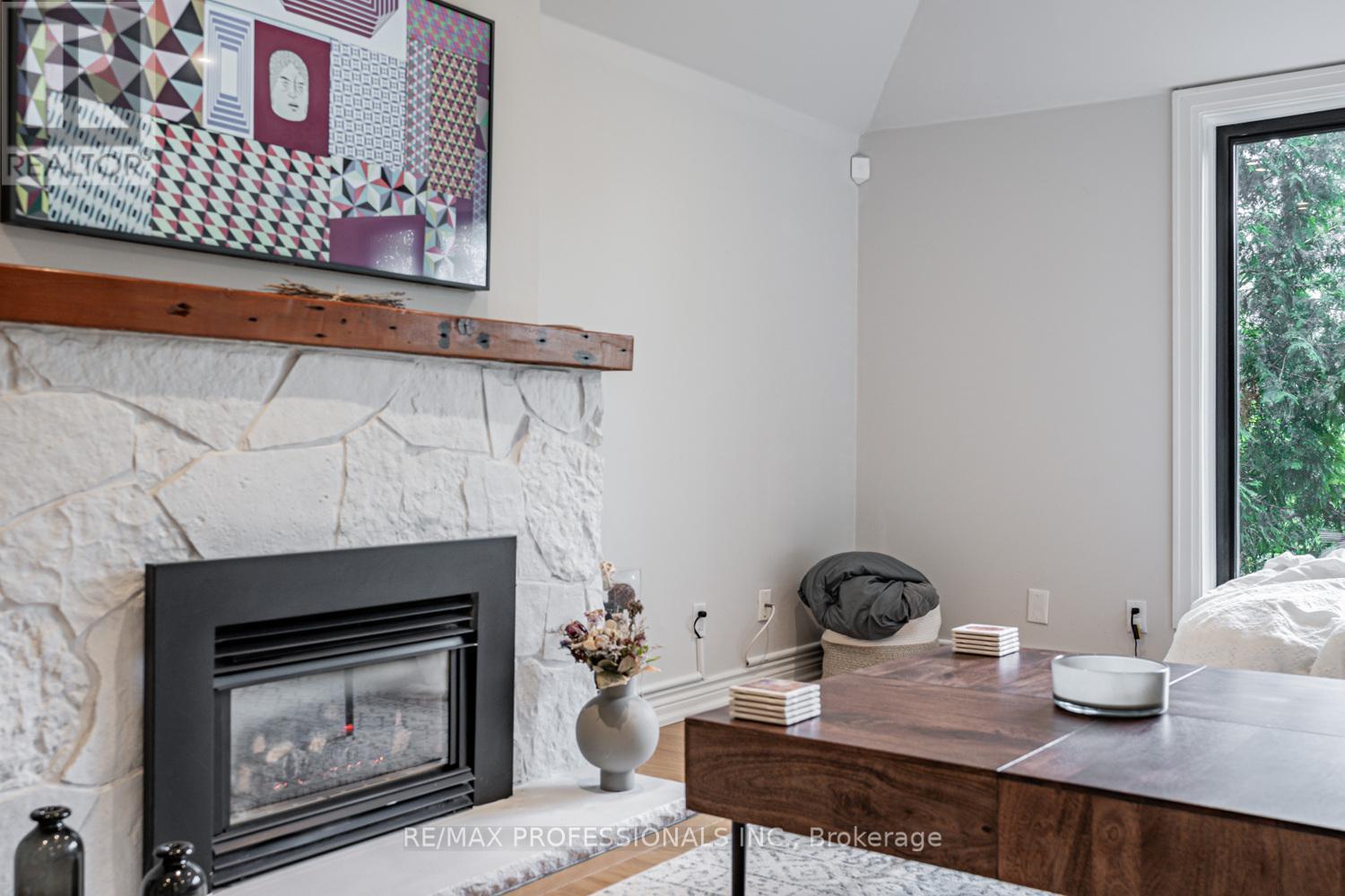 10 Burnhamthorpe Crescent, Toronto, Ontario  M9A 1G4 - Photo 8 - W12181113