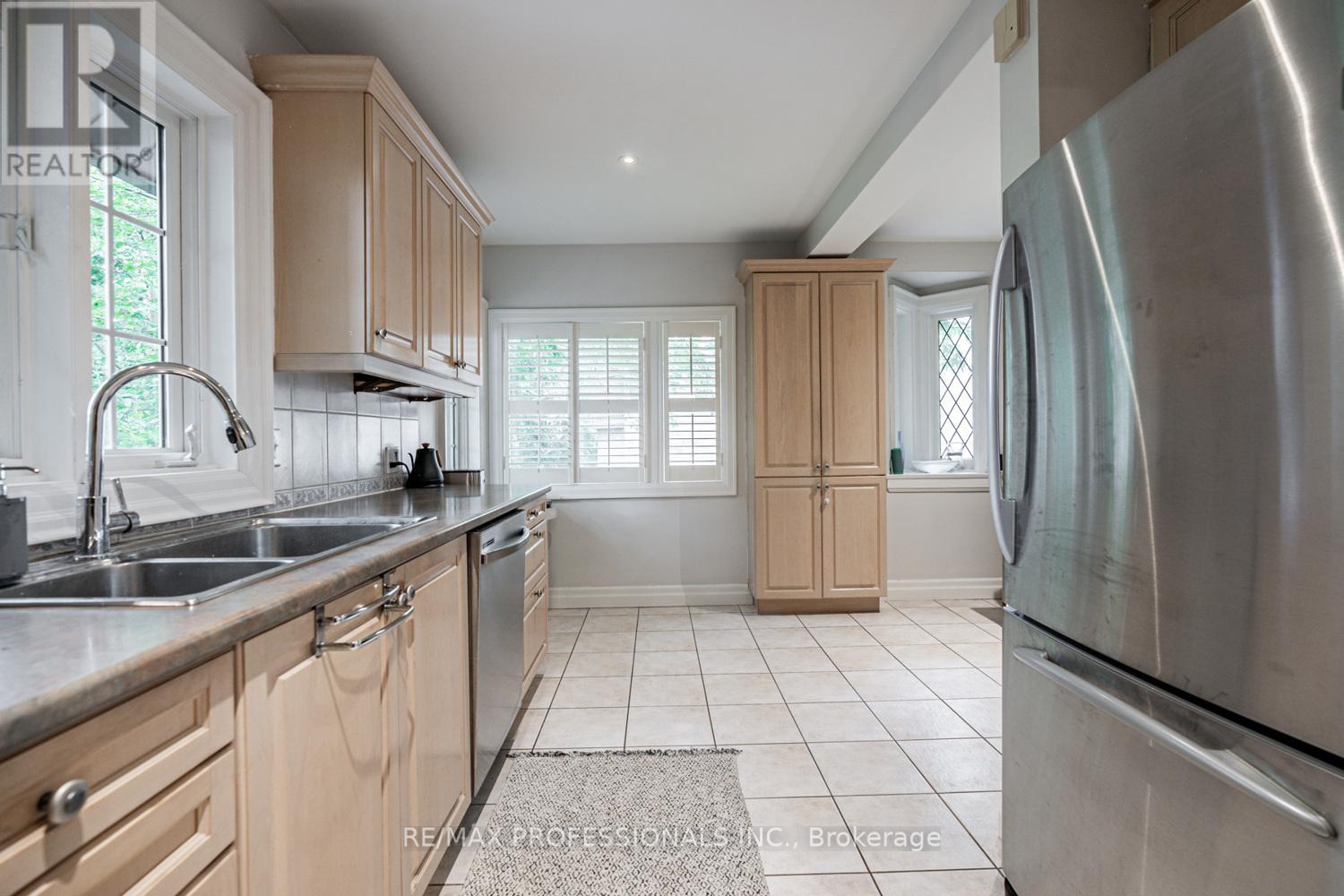 10 Burnhamthorpe Crescent, Toronto, Ontario  M9A 1G4 - Photo 9 - W12181113