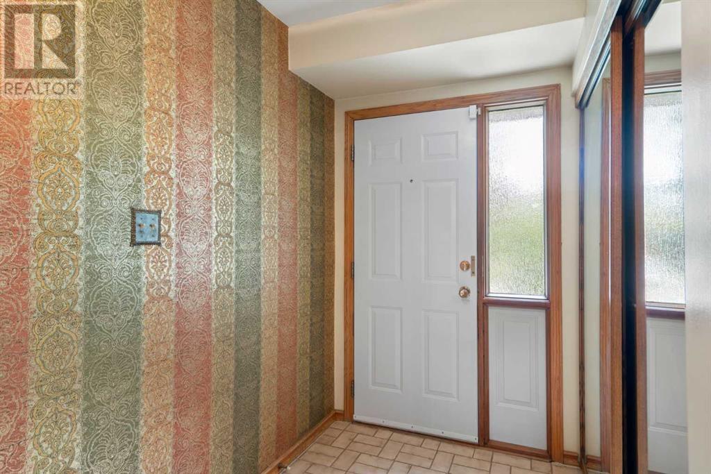 370 Wildwood Drive Sw, Calgary, Alberta  T3C 3E6 - Photo 3 - A2224634