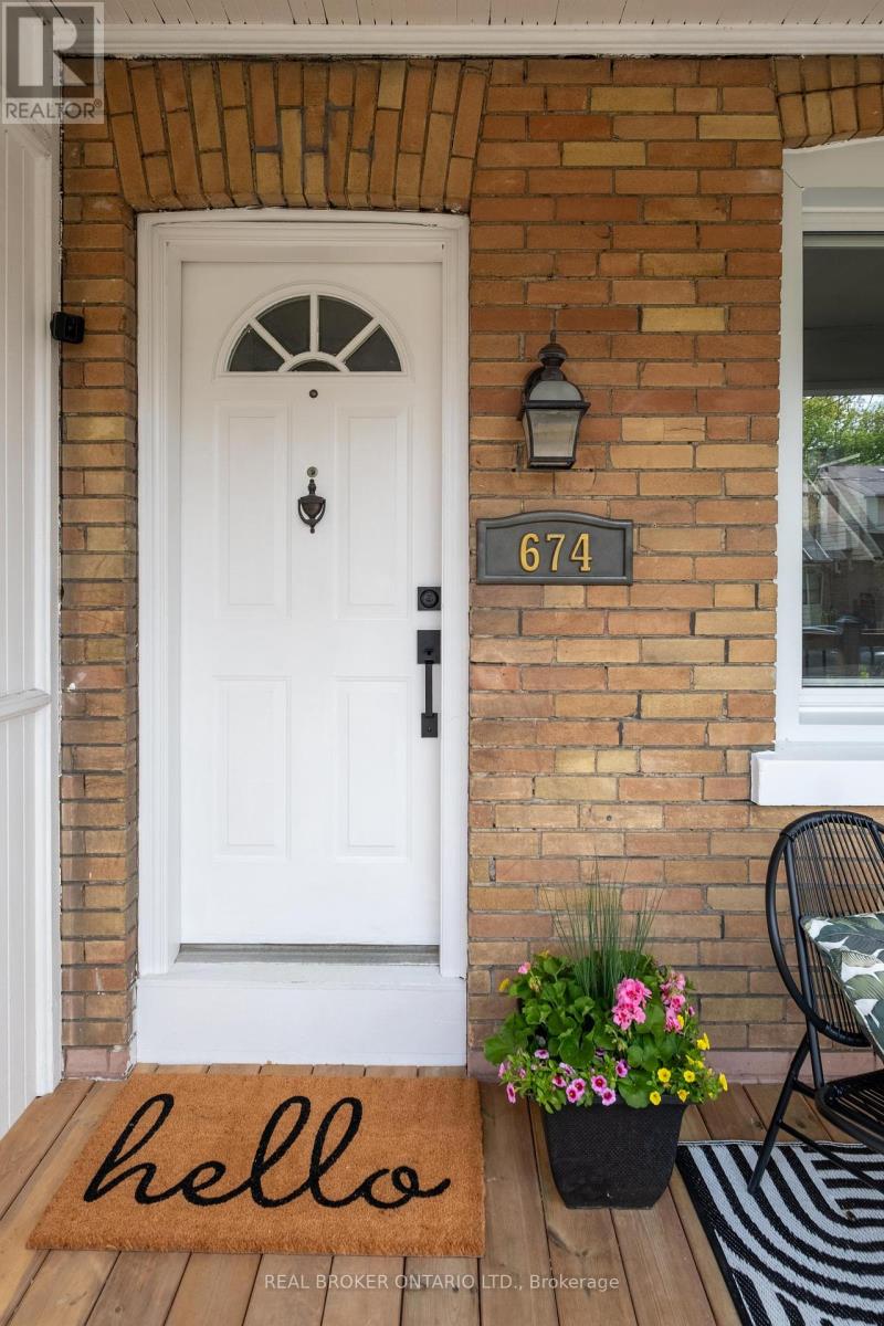 674 Milverton Boulevard, Toronto (Danforth), Ontario  M4C 1X9 - Photo 4 - E12181315