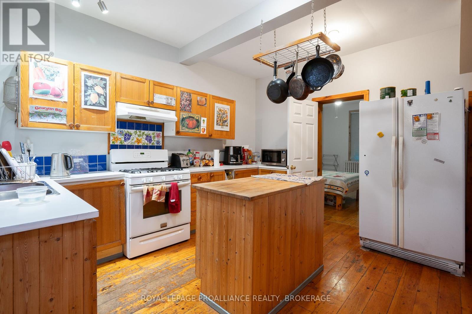 102 Livingston Avenue, Kingston, Ontario  K7L 4L4 - Photo 6 - X12181472