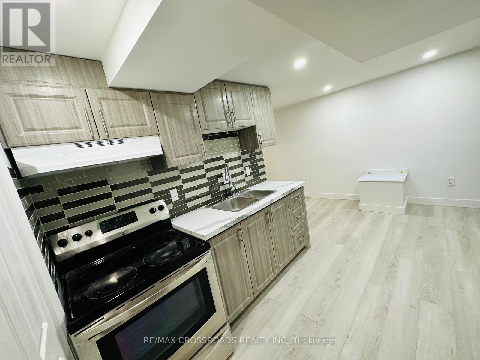 256 Birchcliffe Crescent, Hamilton, Ontario  L8T 4L2 - Photo 10 - X12181066