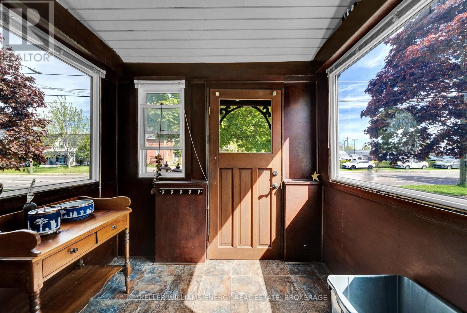 Property at 137 UNIVERSITY AVENUE W image 4
