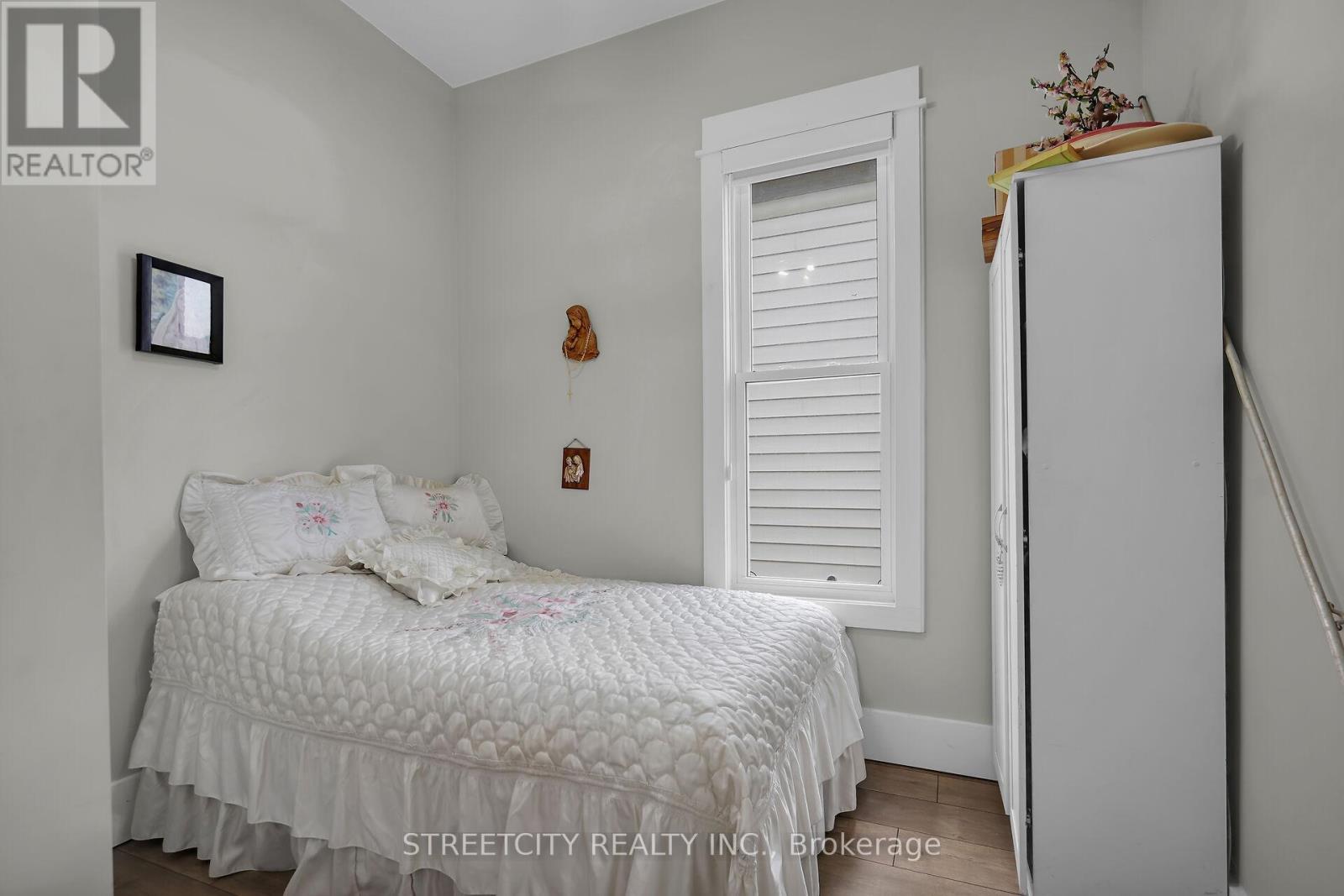 7 Myrtle Street E, St. Thomas, Ontario  N5R 2E6 - Photo 8 - X12181438
