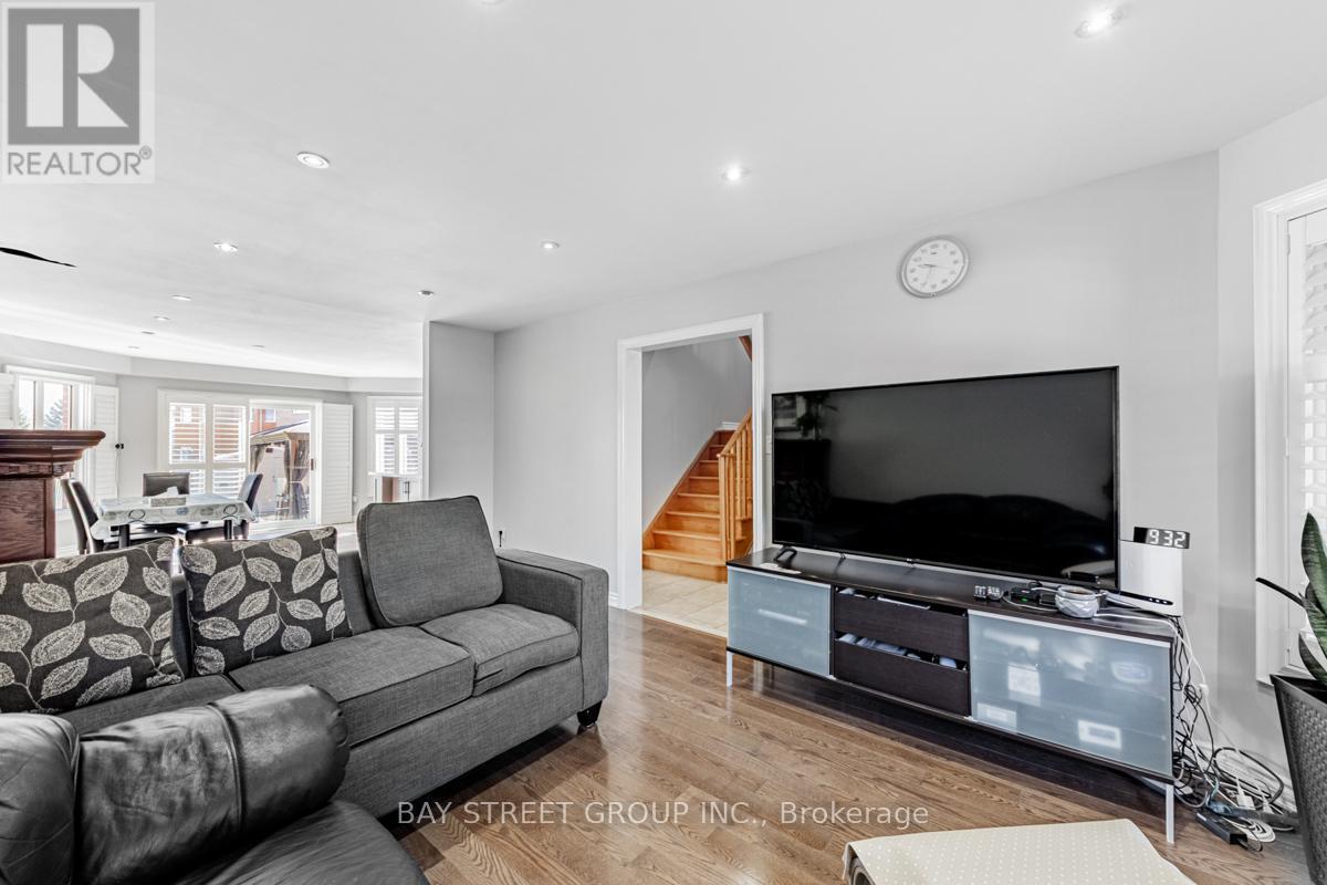 98 Royalpark Way, Vaughan, Ontario  L4H 1J5 - Photo 3 - N12181214