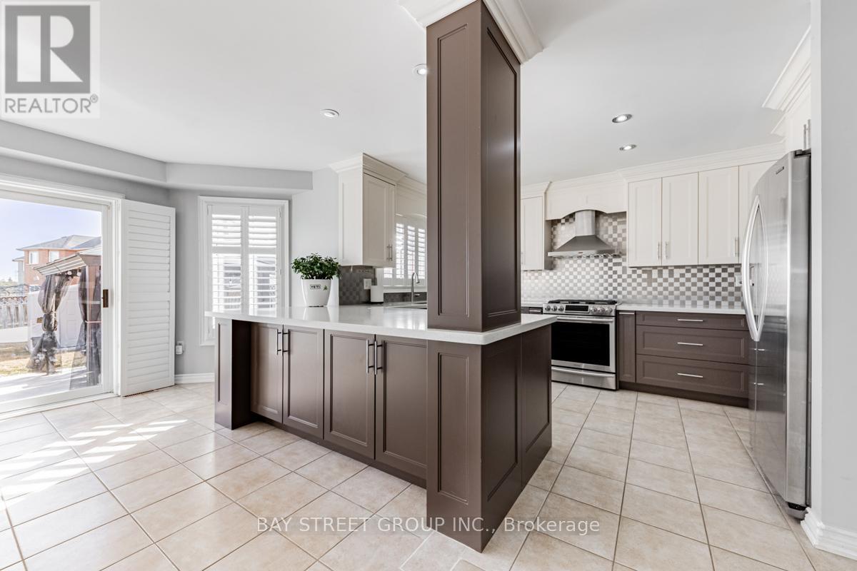 98 Royalpark Way, Vaughan, Ontario  L4H 1J5 - Photo 7 - N12181214