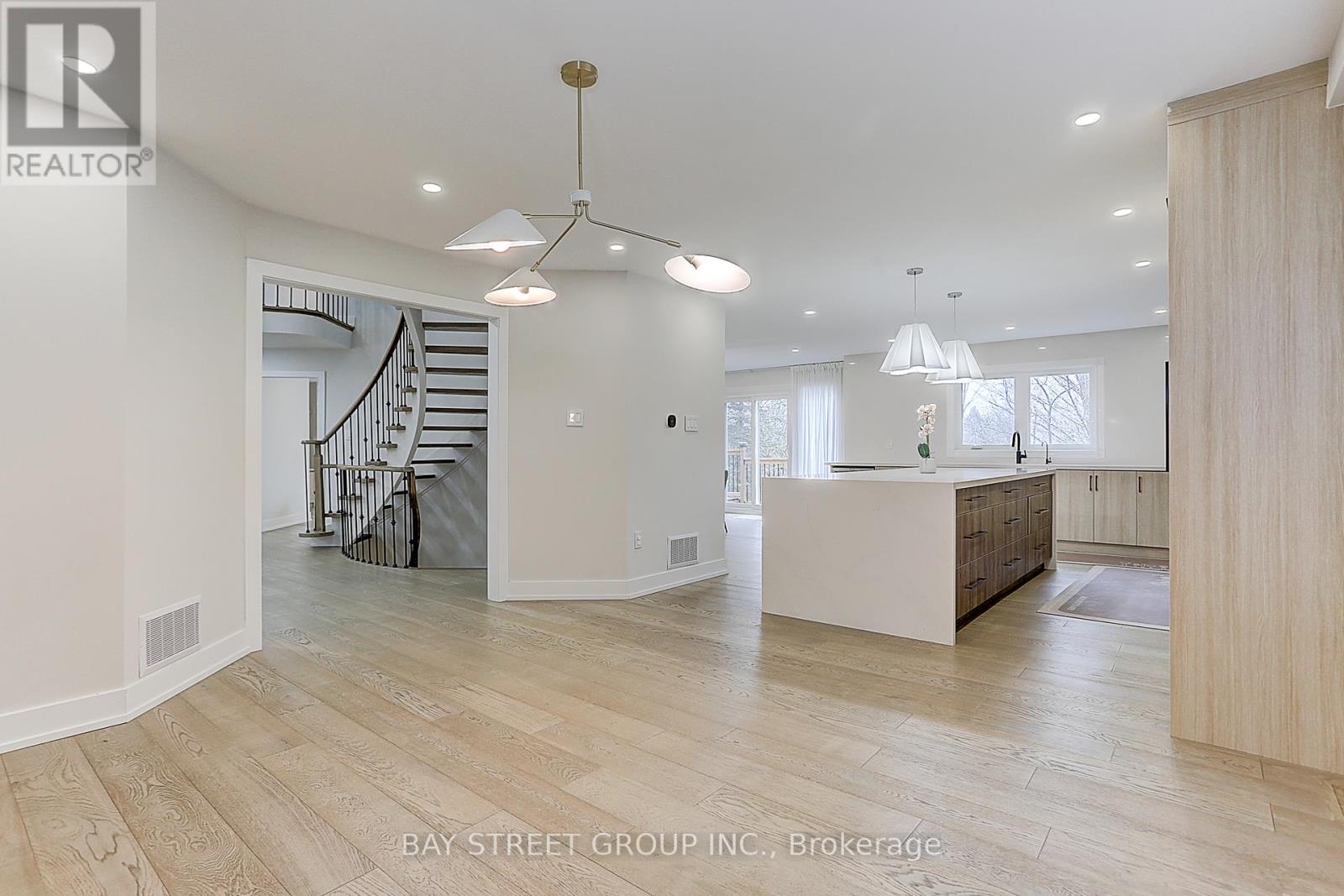 955 Portminster Court, Newmarket (Stonehaven-Wyndham), Ontario  L3X 1L8 - Photo 12 - N12181225