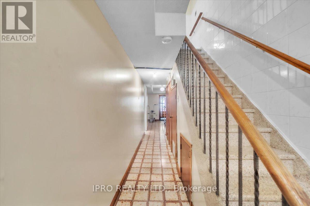 562 Harvie Avenue S, Toronto (Caledonia-Fairbank), Ontario  M6E 4M1 - Photo 14 - W12181164
