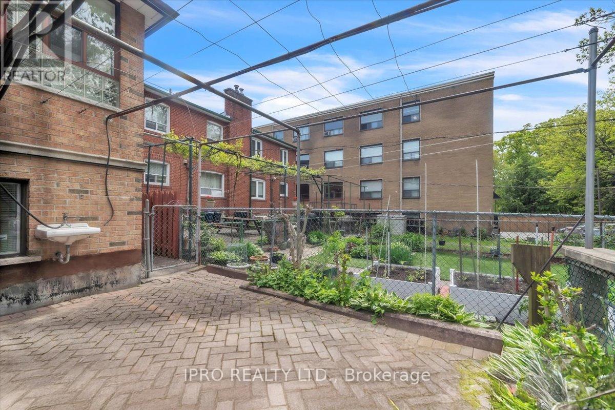 562 Harvie Avenue S, Toronto (Caledonia-Fairbank), Ontario  M6E 4M1 - Photo 22 - W12181164