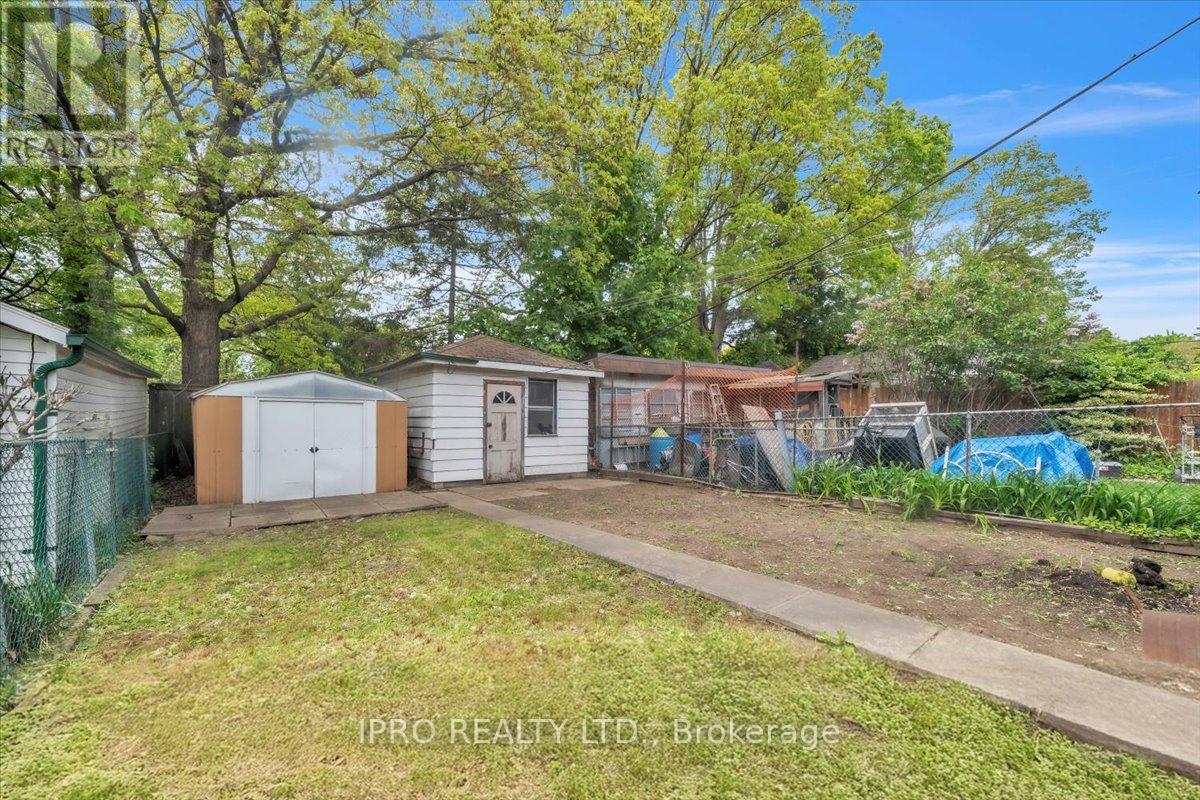 562 Harvie Avenue S, Toronto (Caledonia-Fairbank), Ontario  M6E 4M1 - Photo 23 - W12181164