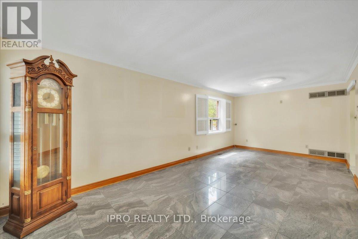 562 Harvie Avenue S, Toronto (Caledonia-Fairbank), Ontario  M6E 4M1 - Photo 4 - W12181164