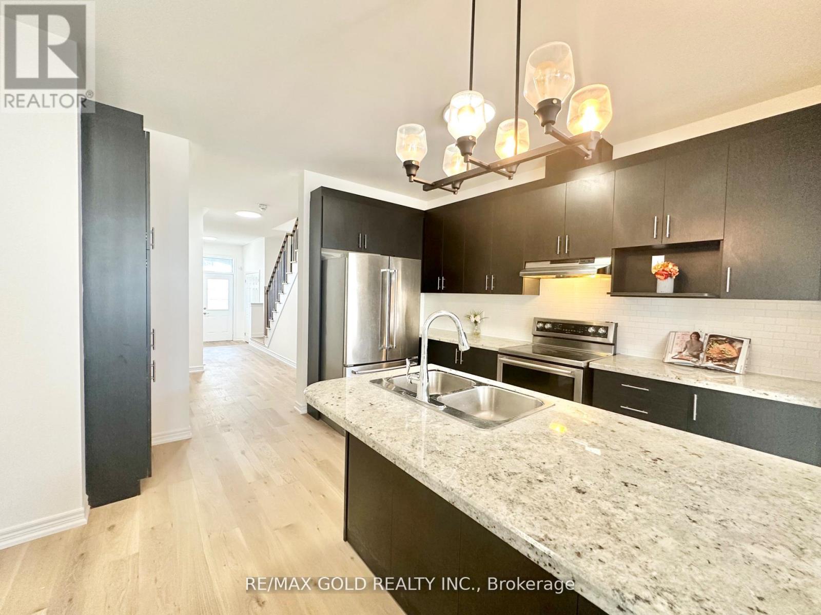 111 Huguenot Road, Oakville, Ontario  L6H 0M3 - Photo 19 - W12181171