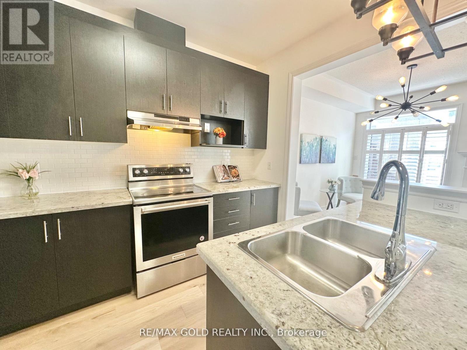 111 Huguenot Road, Oakville, Ontario  L6H 0M3 - Photo 21 - W12181171